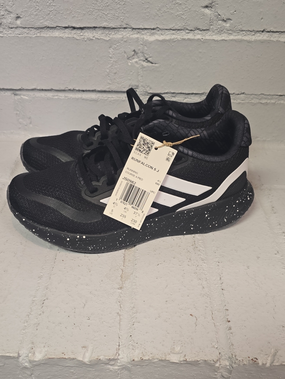 Runfalcon 5J Kids Black & White Adidas Sneakers. Size 5. NWT.